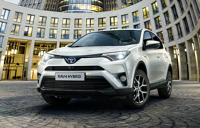 Bílá Toyota RAV4 Hybrid