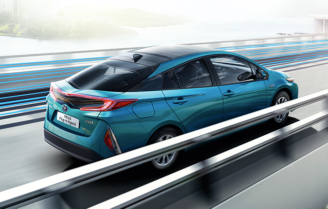 Červená Toyota Prius - bok