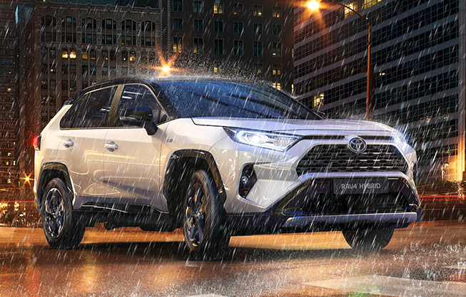 Biała Toyota RAV4 Hybrid na kolorowym tle