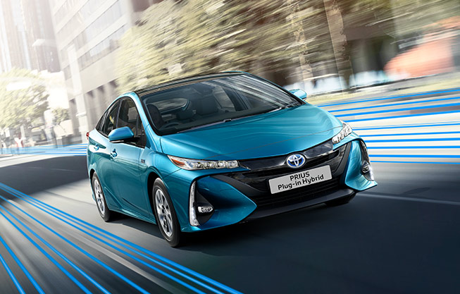 Czerwona Toyota Prius - widok z góry