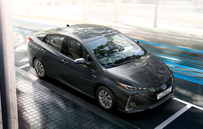 Czerwona Toyota Prius