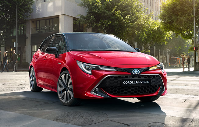 Niebieska Toyota Auris Hybrid