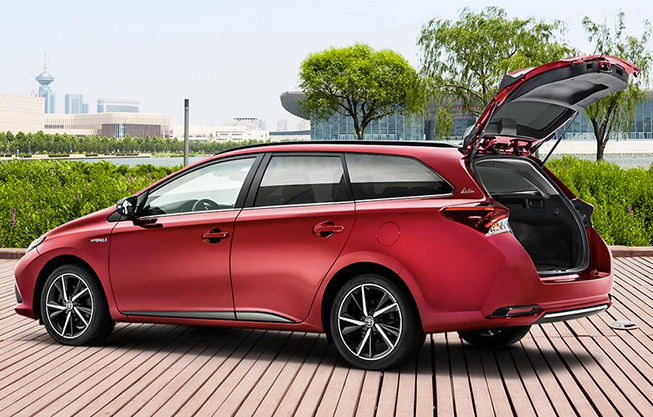 Toyota Auris Touring Sports Kombi Hybrid s otvoreným batožinovým priestorom